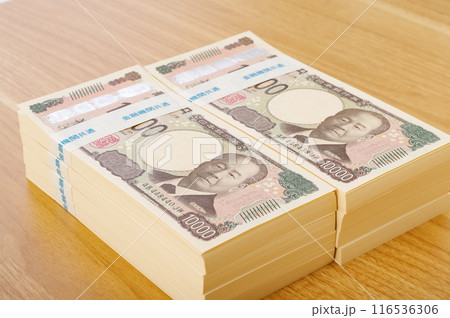 大量の一万円札の札束 116536306