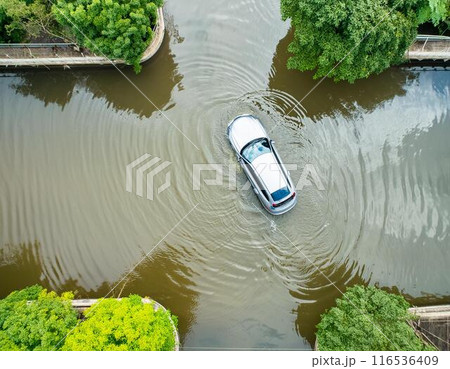 大雨の影響で水没する車 116536409