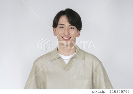 カメラ目線で笑顔の20代前半の男性 カメラ目線で笑顔の20代前半の男性 116536793