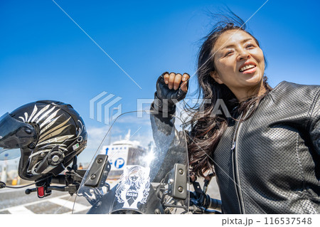 大型クルーザーバイクで横浜ツーリングをする女性ライダー 大型クルーザーバイクで横浜ツーリングをする女性ライダー 116537548