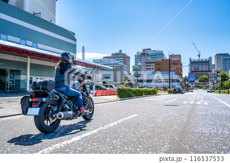 クルーザーバイクで横浜ツーリングをする女性ライダー 116537553