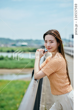 スマートフォンを操作する若い女性 116537569