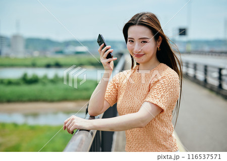 スマートフォンを操作する若い女性 116537571