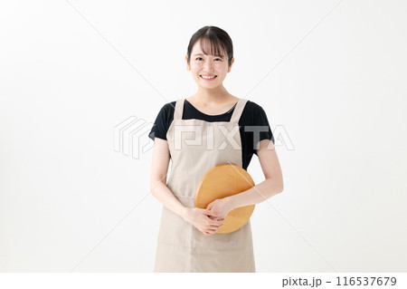 エプロン姿でおぼんを持つ女性 116537679