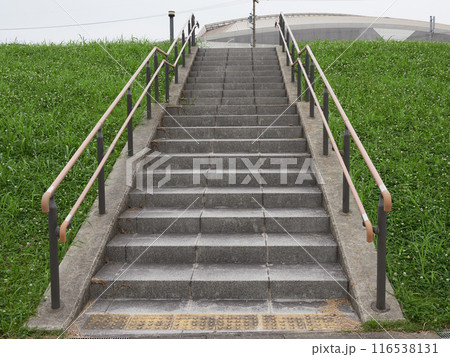 施設の階段と公園の芝生の風景 116538131