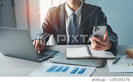 PCとスマホを使うビジネスマン 116538176