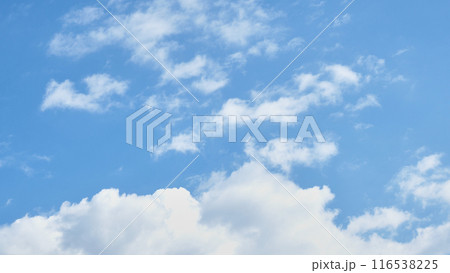夏の綺麗な青空と美しい雲の風景 夏の綺麗な青空と美しい雲の風景 116538225