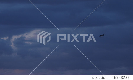 夏の夕方の鮮やかな夕焼けの風景と空に飛んでいる自衛隊の空中輸送機の様子 夏の夕方の鮮やかな夕焼けの風景と空に飛んでいる自衛隊の空中輸送機の様子 116538288