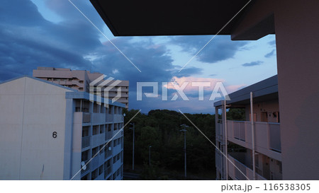 都市上空の綺麗な夕焼けの風景 都市上空の綺麗な夕焼けの風景 116538305