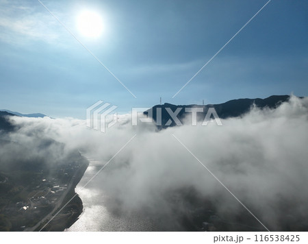 愛媛県大洲市　上空から見た肱川あらし 116538425