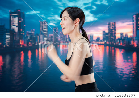 体力維持のために夜にランニングをする女性 体力維持のために夜にランニングをする女性 116538577