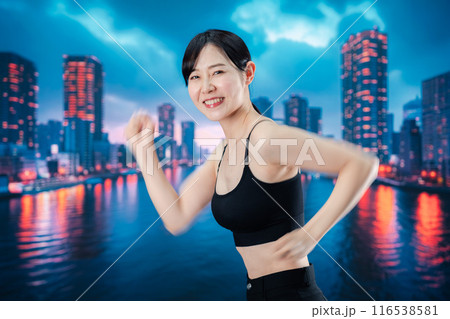 体力維持のために夜にランニングをする女性 体力維持のために夜にランニングをする女性 116538581