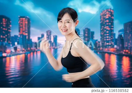 体力維持のために夜にランニングをする女性 体力維持のために夜にランニングをする女性 116538582