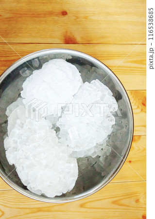テーブルに置かれたステンレスボウルに入れたクラッシュアイス テーブルに置かれたステンレスボウルに入れたクラッシュアイス 116538685