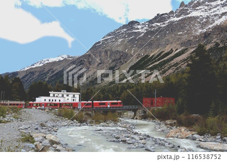 モルテラッチ氷河の融水が流れる川を渡り山地に向かって走ります 116538752