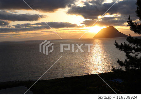 大坂トンネル展望台付近から見た八丈小島と夕日 116538924