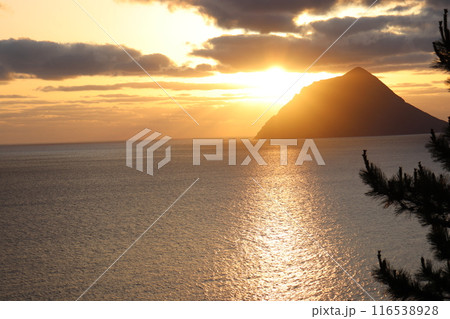 大坂トンネル展望台付近から見た八丈小島と夕日 大坂トンネル展望台付近から見た八丈小島と夕日 116538928
