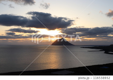 大坂トンネル展望台付近から見た八丈小島と夕日 116538932