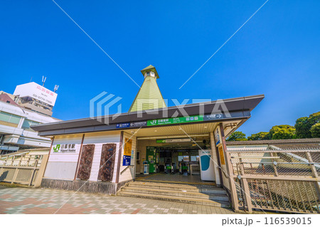 日本の東京都市景観 7月。JR日暮里駅南改札などを望む＝5日 116539015