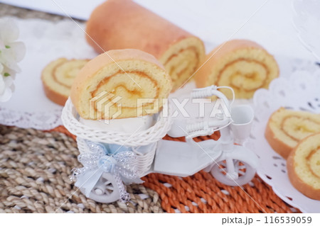 cake with delicious pineapple jam as a background 116539059