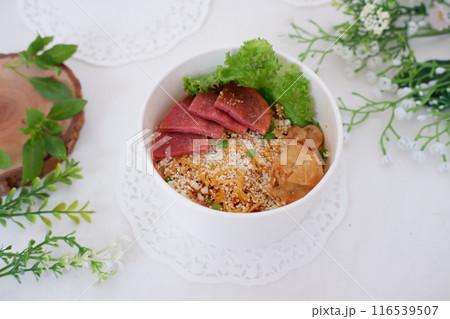 fried noodles with sliced meat and vegetables in a cup 116539507