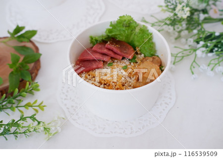 fried noodles with sliced meat and vegetables in a cup fried noodles with sliced meat and vegetables in a cup 116539509