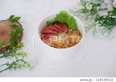 fried noodles with sliced meat and vegetables in a cup fried noodles with sliced meat and vegetables in a cup 116539510