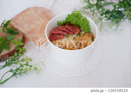 fried noodles with sliced meat and vegetables in a cup fried noodles with sliced meat and vegetables in a cup 116539520