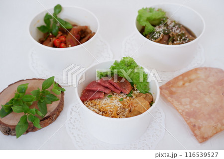 fried noodles with sliced meat and vegetables in a cup fried noodles with sliced meat and vegetables in a cup 116539527