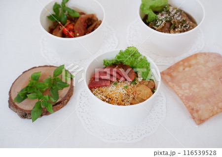 fried noodles with sliced meat and vegetables in a cup fried noodles with sliced meat and vegetables in a cup 116539528