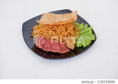fried noodle crackers with sliced meat and vegetables fried noodle crackers with sliced meat and vegetables 116539606