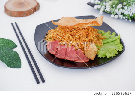 fried noodle crackers with sliced meat and vegetables fried noodle crackers with sliced meat and vegetables 116539617