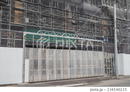 建設現場の搬入口とパネルゲート 116540215