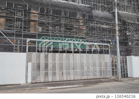 建設現場の搬入口とパネルゲート 116540216