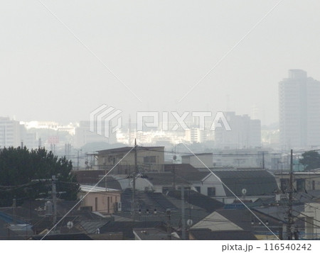 霧の向こうの陽光と都市 116540242