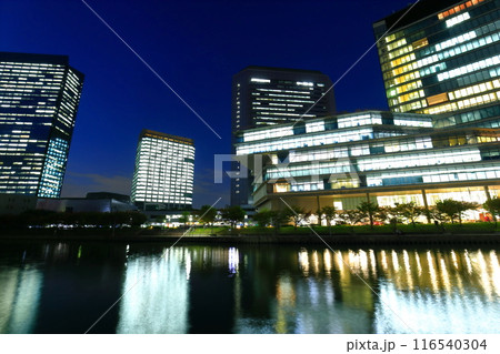 【大阪府】シンメトリーな大阪ビジネスパークの夜景 116540304