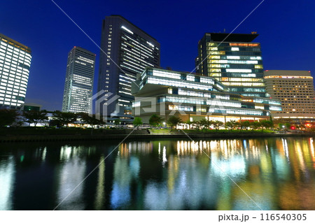 【大阪府】シンメトリーな大阪ビジネスパークの夜景 116540305