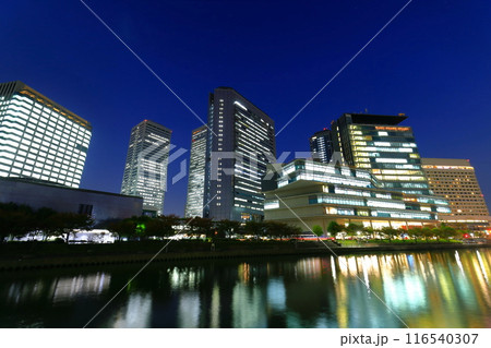 【大阪府】シンメトリーな大阪ビジネスパークの夜景 【大阪府】シンメトリーな大阪ビジネスパークの夜景 116540307