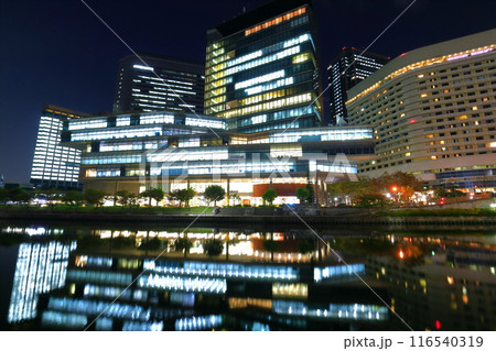 【大阪府】シンメトリーな大阪ビジネスパークの夜景 116540319