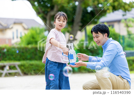 シャボン玉で遊ぶ親子 116540390