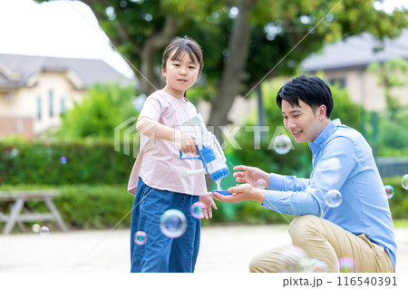 シャボン玉で遊ぶ親子 116540391