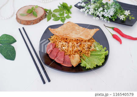 fried noodle crackers with sliced meat and vegetables fried noodle crackers with sliced meat and vegetables 116540579