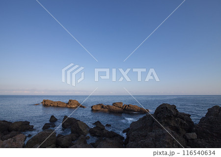 青い空と地平線が広がる日本の海岸の絶景 青い空と地平線が広がる日本の海岸の絶景 116540634