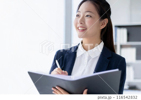 ビジネスオフィスと笑顔の女性 116542832