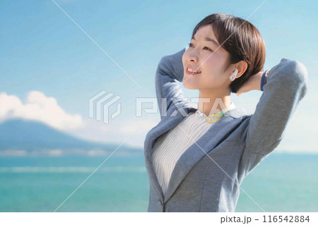 海を背景に背伸びする女性 116542884