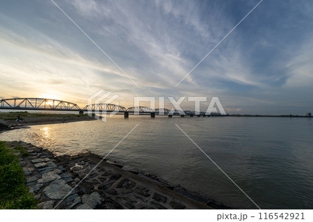 【徳島】夕暮れの吉野川　吉野川橋 116542921