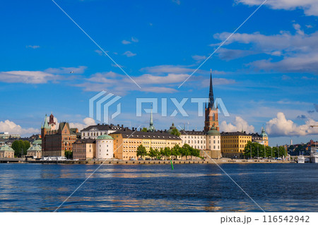 スウェーデン ストックホルムの湖と旧市街の街並み 116542942