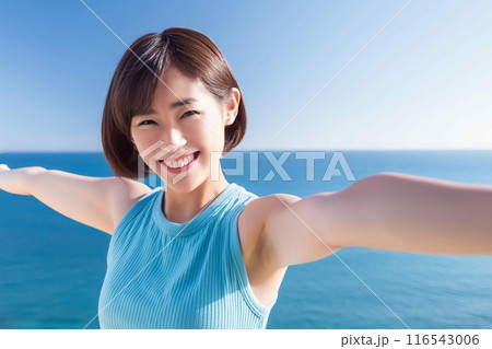海を背景に背伸びする女性 116543006