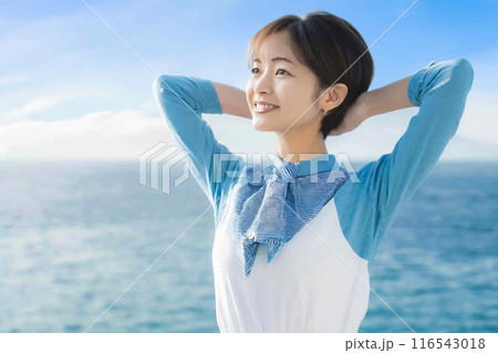 海を背景に背伸びする女性 116543018