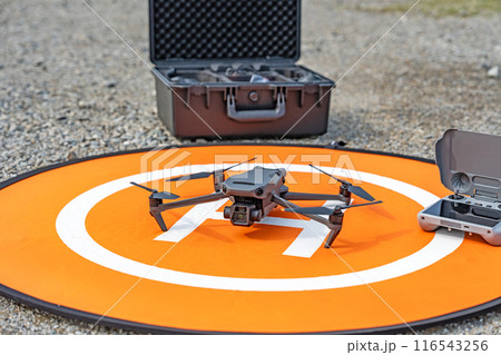 ドローンとランディングパッド 116543256